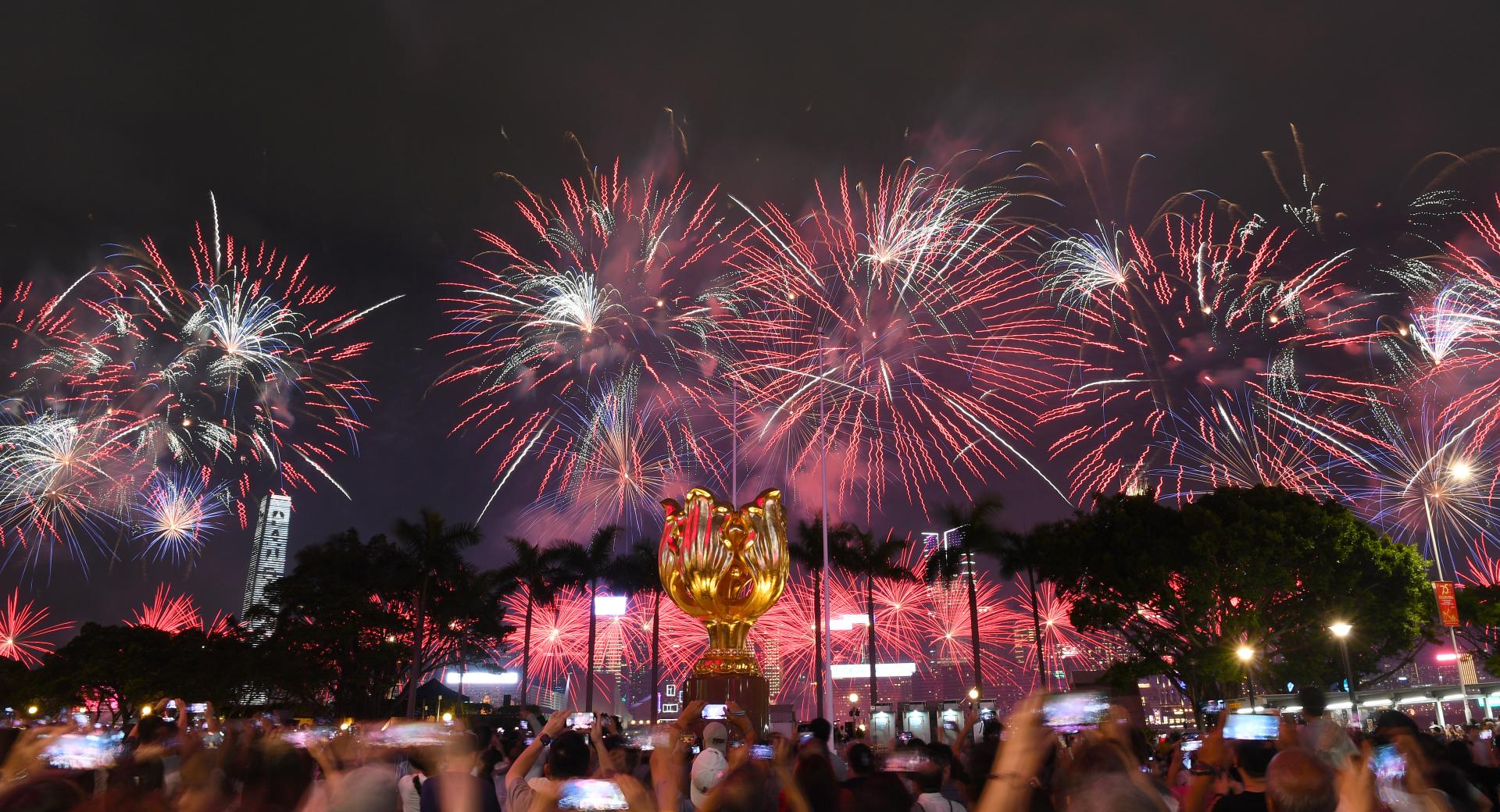 香港國慶煙火表演在維多利亞港舉行，慶祝中華人民共和國成立75週年。(新華社)