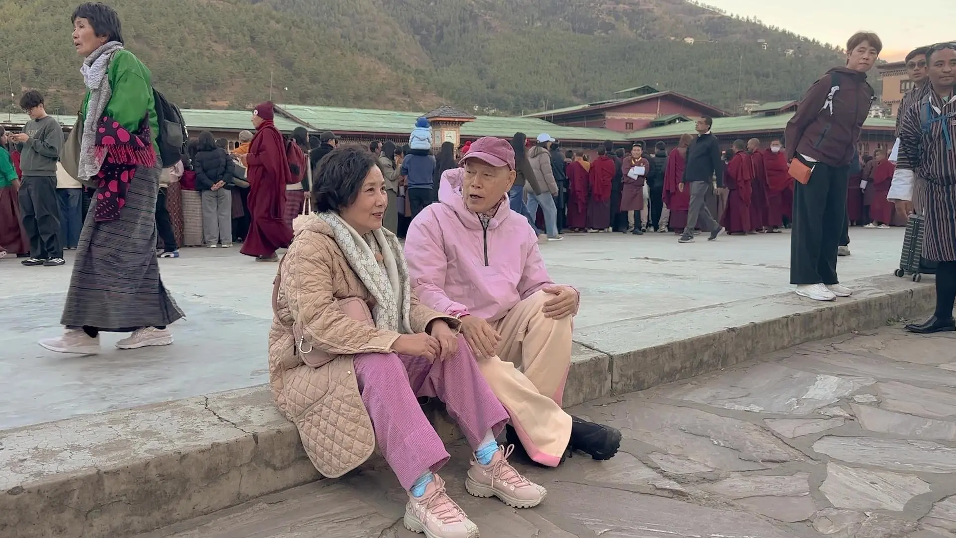 面對家英哥的「鏡頭前表現」，阿姐即時搞笑窒住他：「有鏡頭喺度佢講啫。」事後阿姐更獨自向製作組爆料，指家英哥其實意見多多：「有時我揀嘅嘢唔係佢揀架嘛，佢就會覺得唔值，多多聲氣就唔係咁好啦。」(圖： TVB)