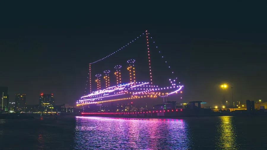 夜空驚現「海上巨輪」！BBC千架無人機表演，藏著鐵達尼號的百年回憶的封面圖片