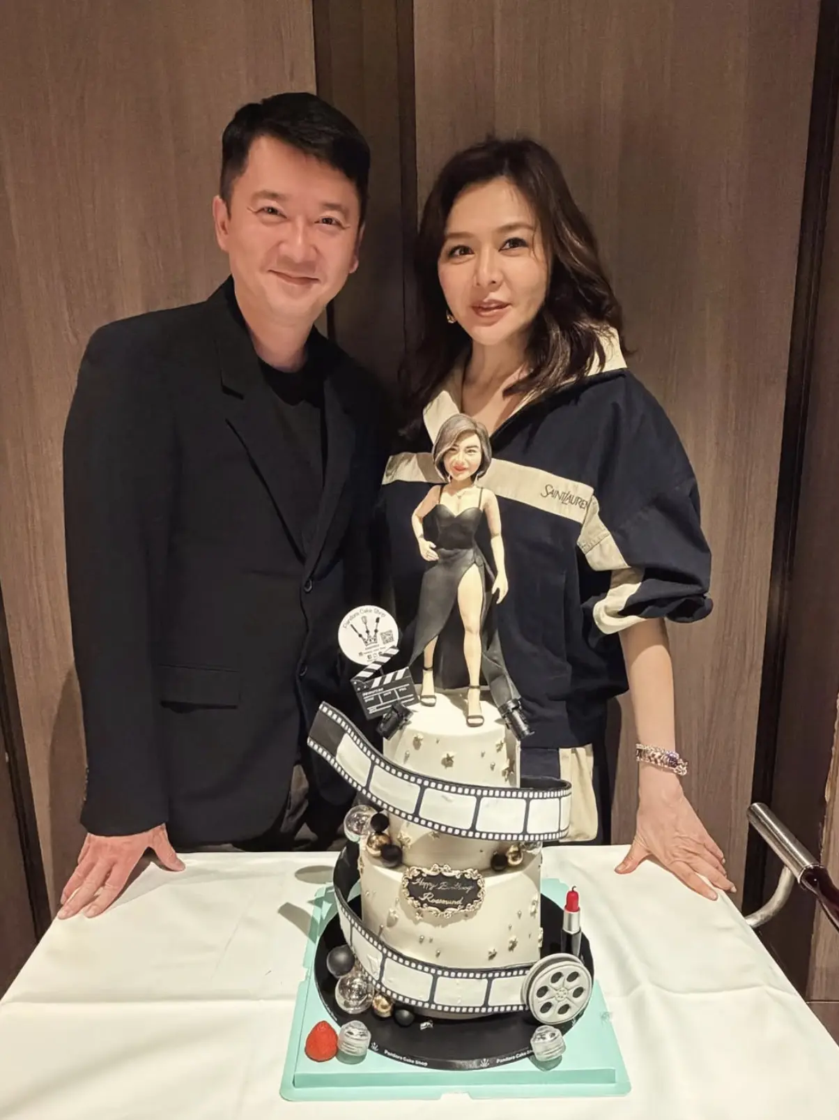 此次為關之琳貼心慶生的是本地頂級眼鏡品牌「溥儀眼鏡」創辦人兼行政總裁邱子傑，其身家豐厚，在政商名流圈擁有極高知名度與影響力。(圖：jefferyyau@IG)