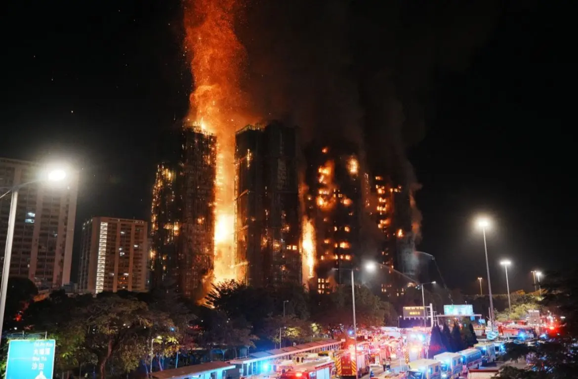 入夜後，宏福苑的火勢仍未受控，棚架已幾乎燒盡，殘餘的火星在夜空中閃爍。(圖：網絡截圖)