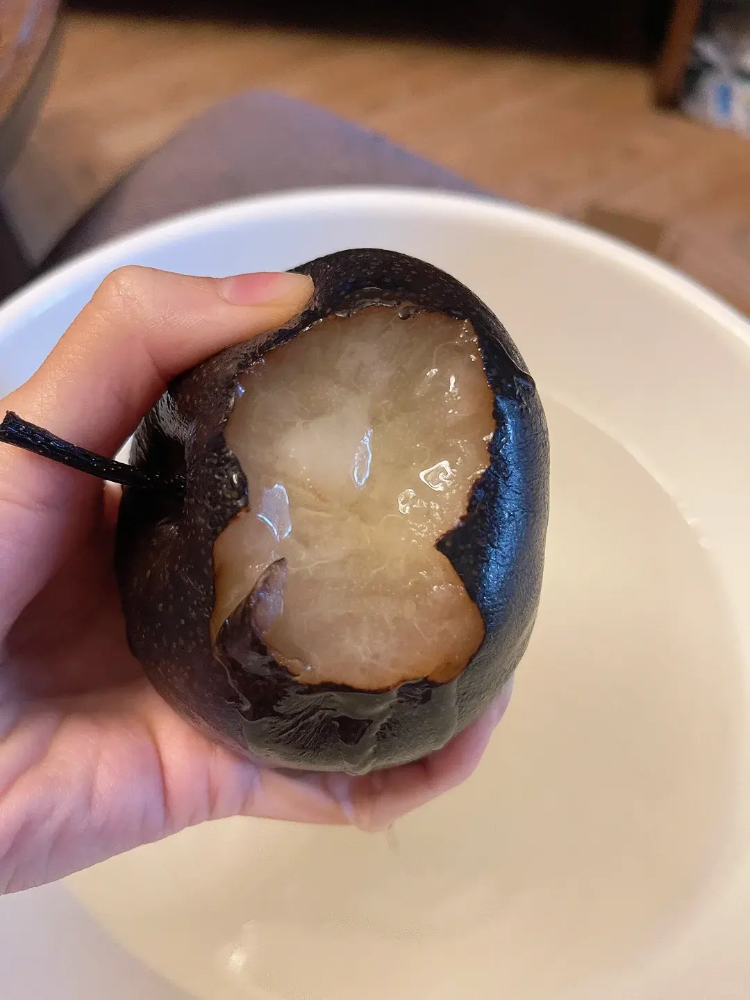 中國東北的冬天，冷得乾脆又徹底，在這樣的天氣裡，當地人卻有一樣獨一無二的冬日水果——凍秋梨。（示意圖來源：小紅書網友）