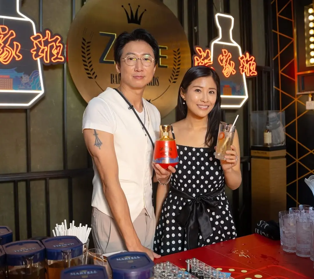 如今風雨過後，夫婦倆決定以事業緊扣彼此。洪天明正積極將「洪家班」打造成品牌，推出的膏藥貼、茅台等產品頗受歡迎，畢業於多倫多大學經濟學系的周家蔚，也選擇「復出」助陣，夫妻檔拍住上拓展事業。(圖：janetchowkawai@IG)