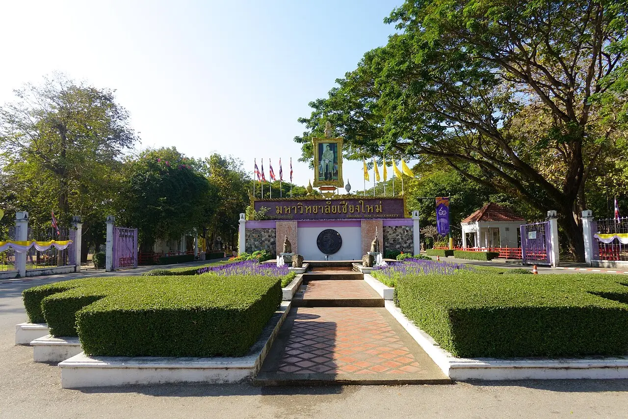 泰國清邁大學校門（來源：wikipedia）