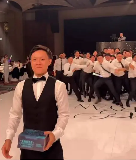只不過最近國外一場婚禮，直接打破了這個傳統套路，不僅丟捧花的人換成了新郎，連手中的「幸運信物」，也從嬌嫩花束變成了讓男生們瘋狂的寶可夢限量卡牌禮盒。（來源：chubfk_@IG）