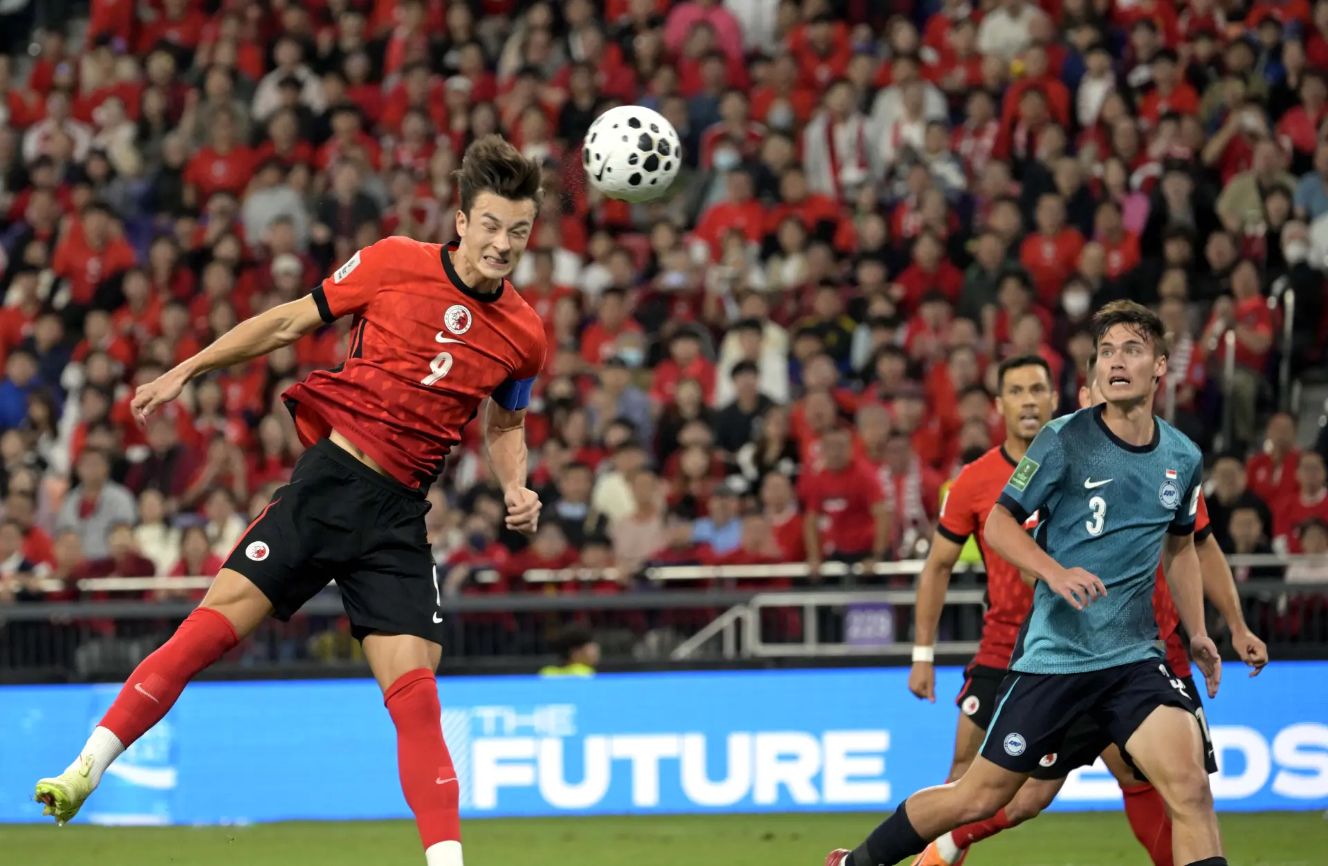 開賽後港足迅速進入狀態，第15分鐘便打開局面：巴西裔翼鋒艾華頓在右路底線附近左腳傳中，中鋒安永佳無人看管下頭槌破網，1:0的比分讓全場歡呼聲幾乎掀翻球場屋頂。(圖：新華社)