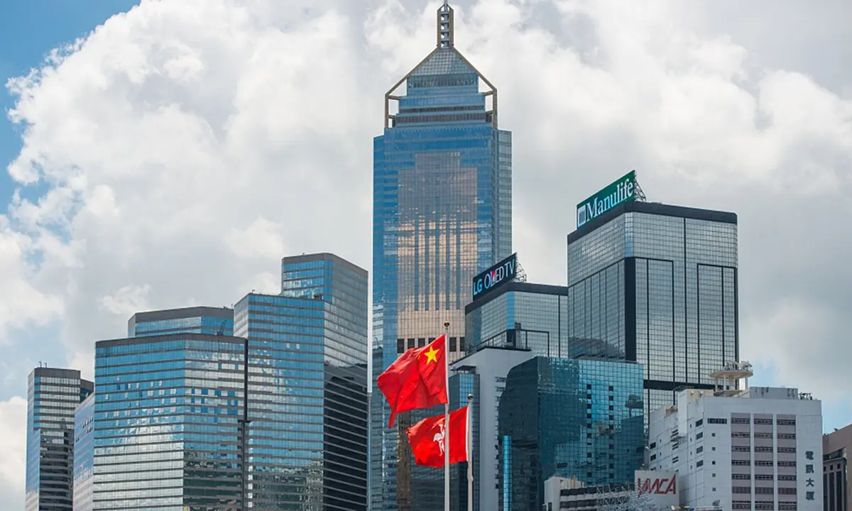 商業地產投資並非與產業培育相悖，而是可以成為服務戰略目標的工具。港投的商廈投資，若能嚴格限定於「為初創企業提供空間」的邊界，而非單純追求物業增值，便與「耐心資本」的定位契合。(圖：新華社)