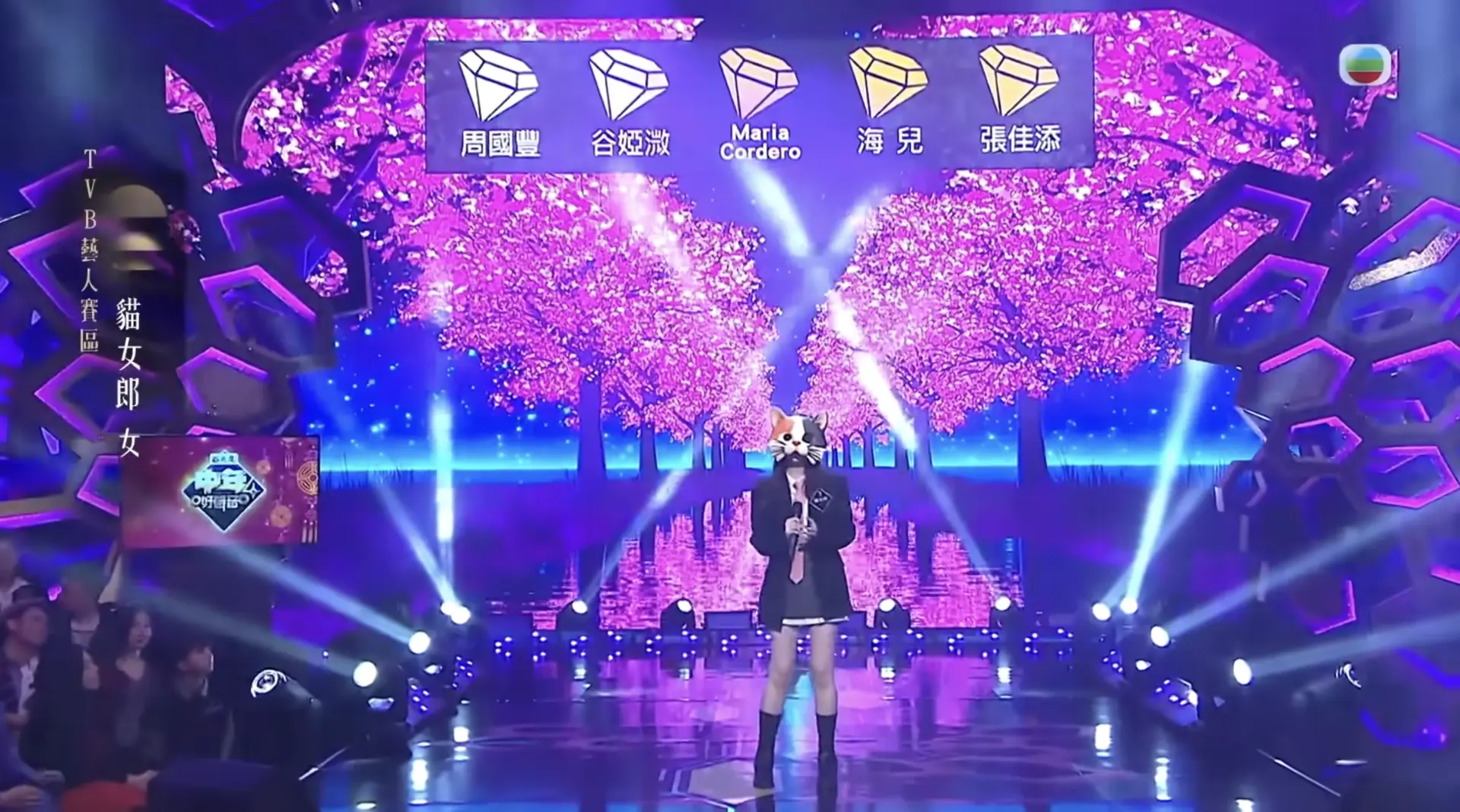 值得一提的是，「貓女郎」此前在《中年好聲音4》第九集的一對一PK賽中，就曾以西裝短裙造型登場，大晒修長美腿，深情演繹《練習》，獲張佳添直言「你係一個唱歌嘅材料，音樂感、感情方面全部達標」。(圖：視頻截圖)