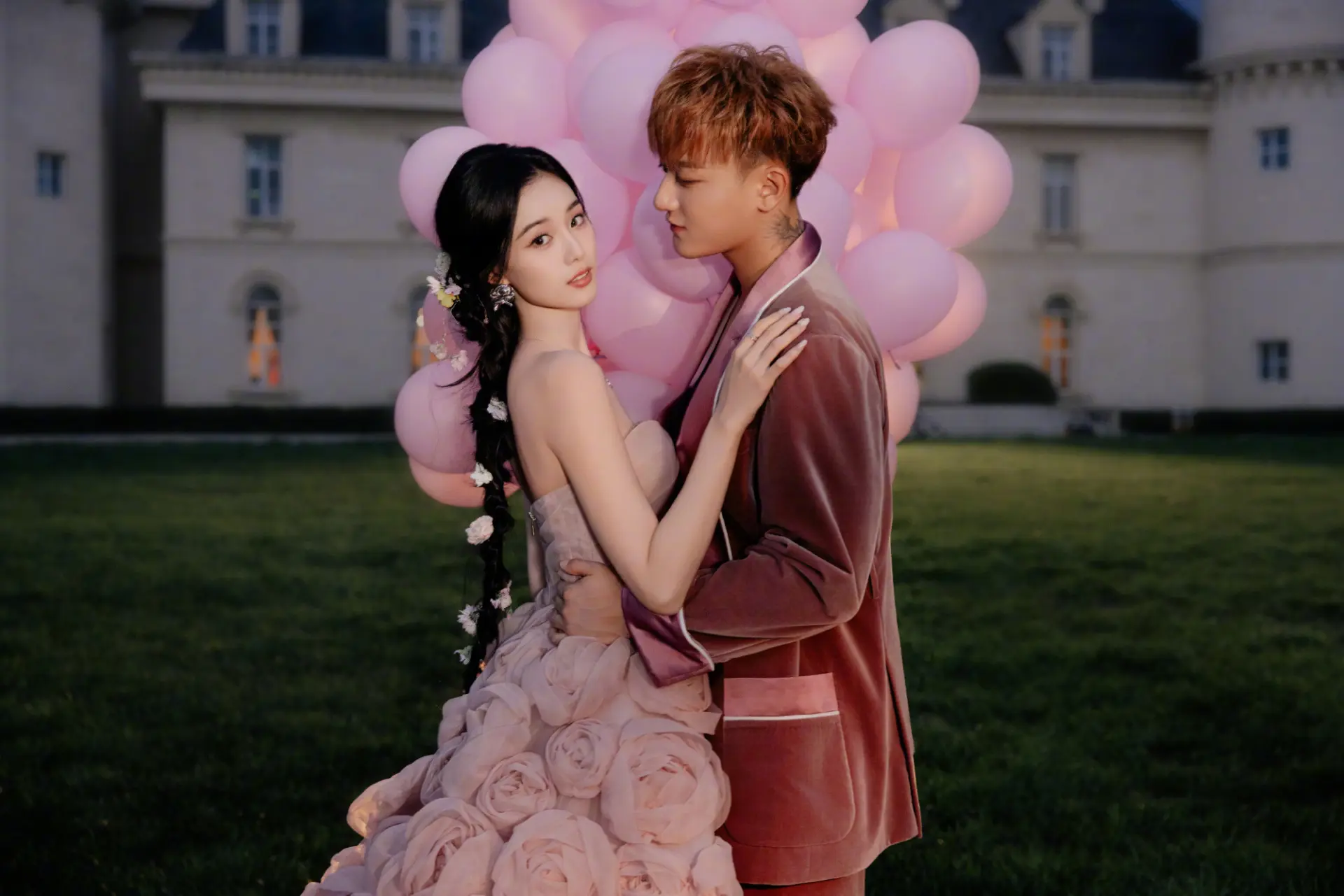 內地男星黃子韜與旗下女星徐藝洋在社交平台同步晒出婚紗照，並甜蜜標記對方，為即將到來的婚禮預熱。(片：ACE-YOUNGKINGYOUNGBOSS@微博)