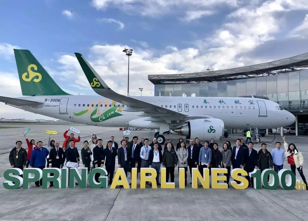 據公司官網信息，其機隊現有 134 架飛機，航線網絡覆蓋國內外多個地區，其中國內航線超過 190 條，國際及區域航線達 50 餘條。(圖片：Spring Airlines@FB)