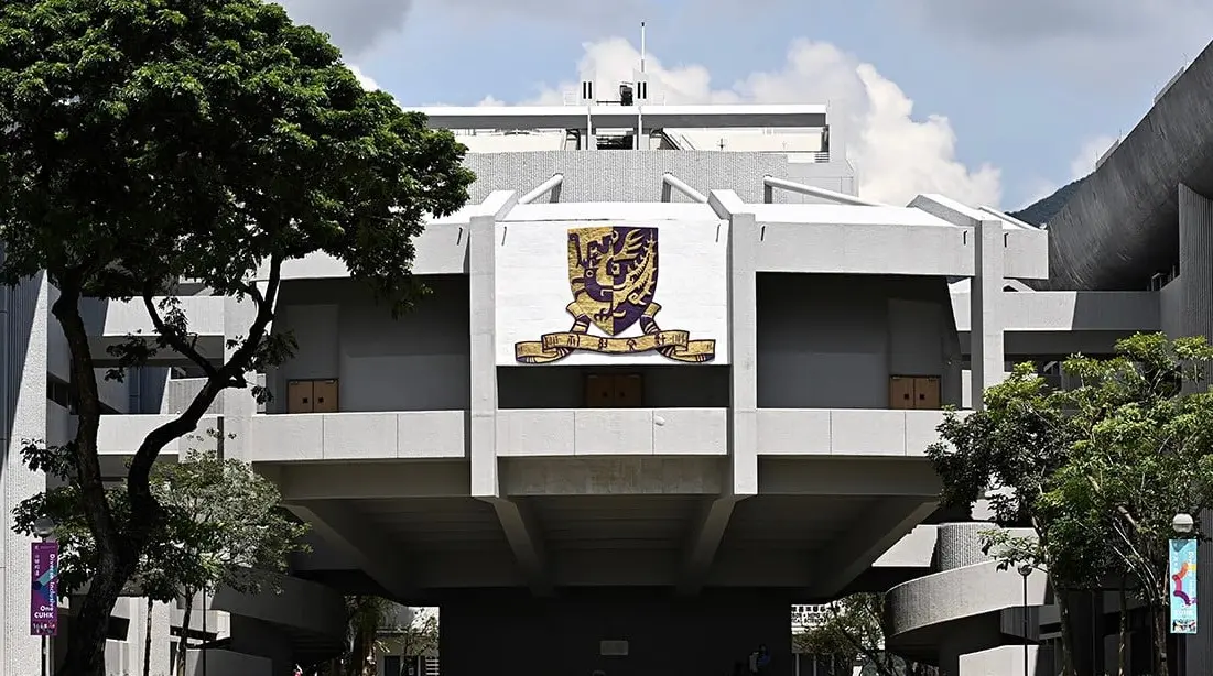 去年 7 月曾發生香港中文大學迎新營組別以「蔡天鳳爪排骨飯」命名的爭議，涉事學生致歉認錯。(圖： 網絡翻攝)