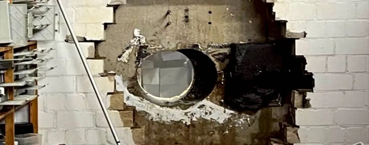 賊人使用大型鑽機在厚牆鑽出圓洞。（圖/Gelsenkirchen Police）