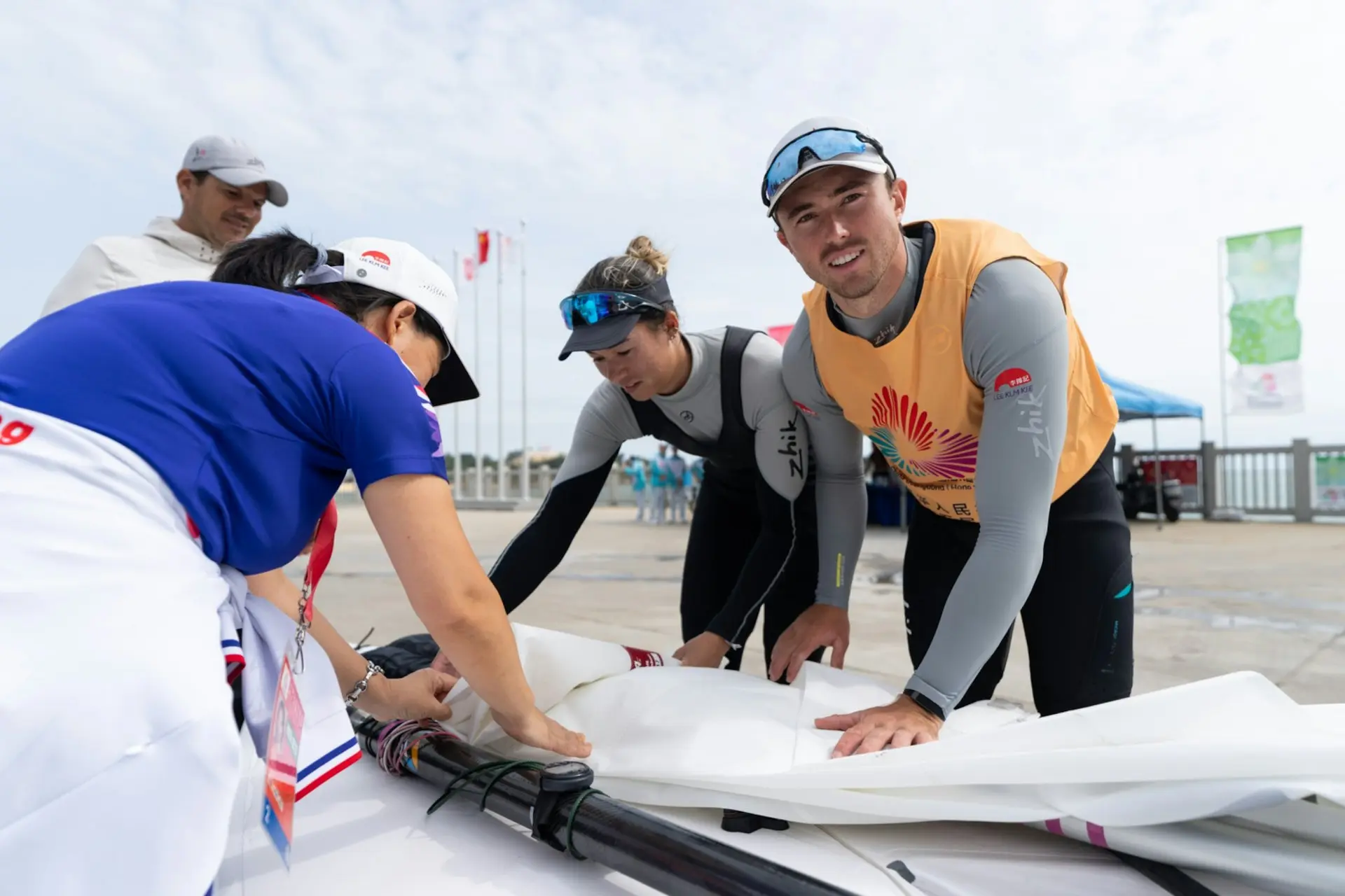 這位 26 歲的陽光健將，在香港出生長大，父親是蘇格蘭人，母親是美國人。談起與帆船的緣分，原來始於母親的堅持。貝俊龍在 8、9 歲時受熱愛帆船的母親影響首次接觸這項運動。（圖：中國香港帆船運動總會）