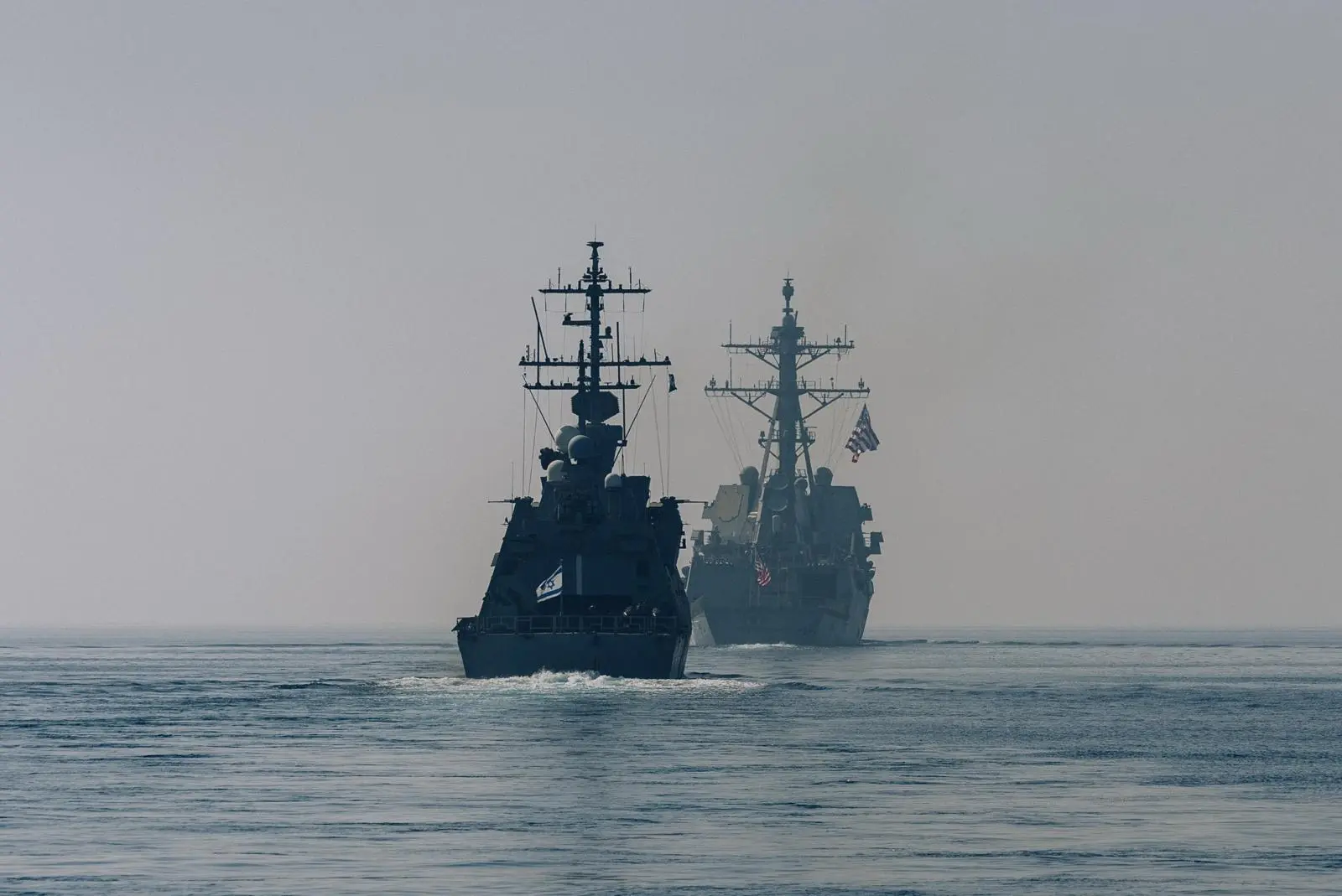 近來中東局勢急速惡化，美國海軍多艘主力艦艇相繼傳出嚴重補給危機，的黎波里號、林肯號等長期滯留海上，官兵缺乏新鮮蔬果，只能依靠乾糧與冷凍物資果腹，就連國內郵件也全面中斷。(圖：新華社)