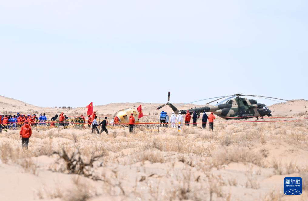 飛船著陸後，大批工作人員各就各位迎接宇航員平安歸來。（新華社）