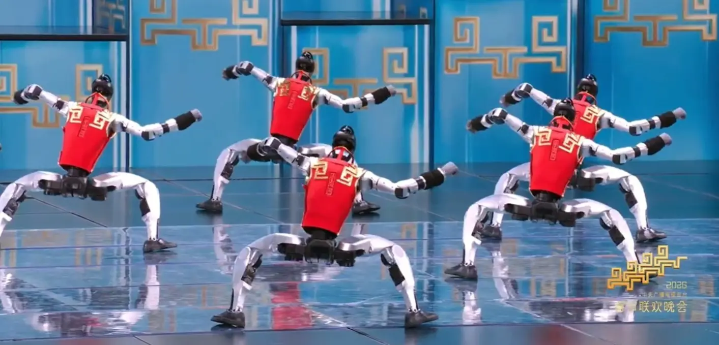 據現場畫面及央視報道，《武Bot》節目中，宇樹科技人形機械人與河南塔溝武術學校的小朋友同台獻藝，上演了一場精彩的「人機對決」。舞台上，一排排人形機械人行動整齊劃一、動作行雲流水，跳馬、後空翻等動作連貫自如、招招精準。(圖：視頻截圖)