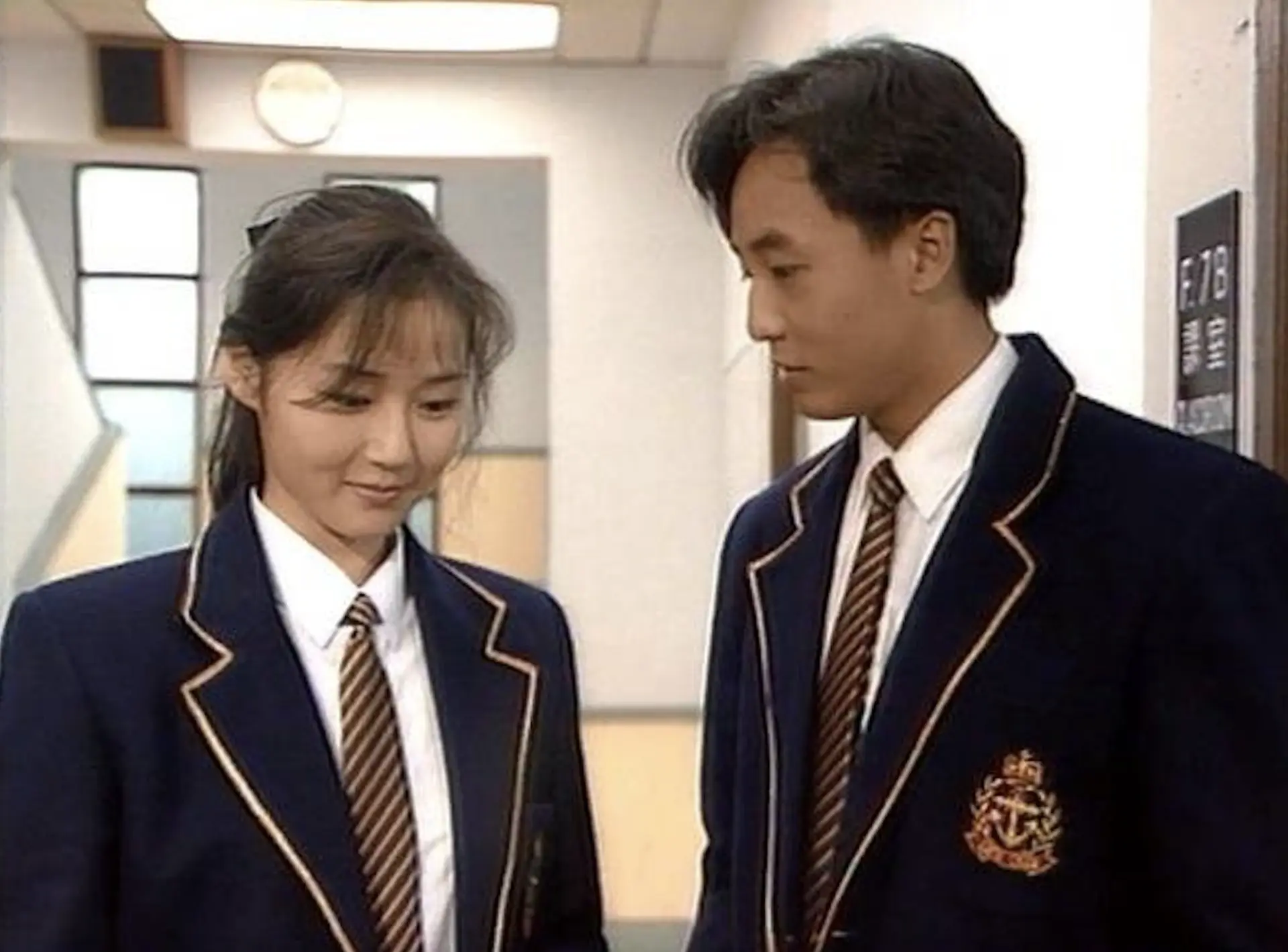 回顧莫家堯的演藝之路，1989年畢業於香港演藝學院的他，隨即加入亞視備受力捧。他與萬綺雯合作主演的經典校園劇《點解阿Sir係隻鬼》爆紅，順利坐穩亞視一線小生地位。(圖：視頻截圖)
