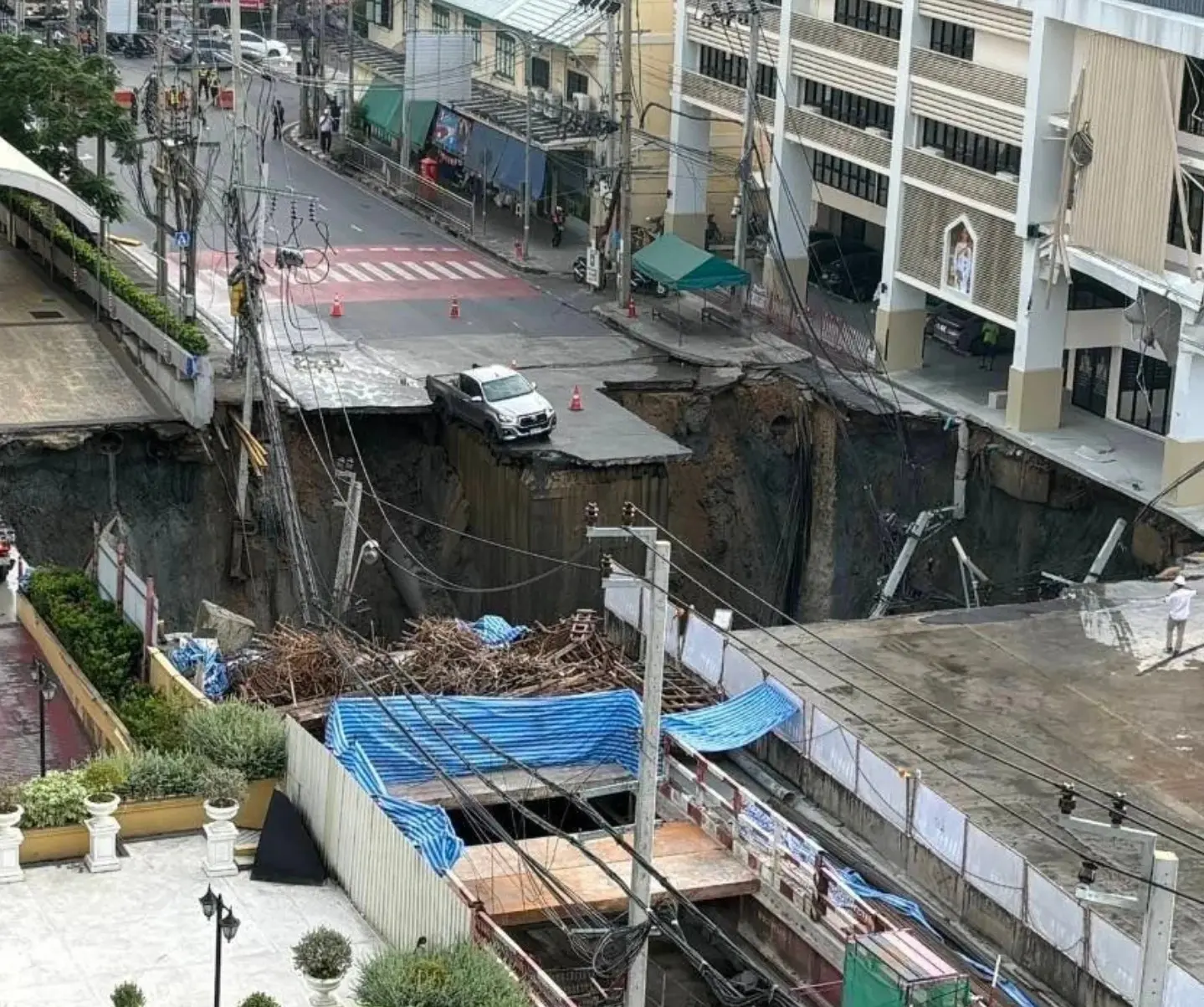 路面不到 5 分鐘又出現更大規模崩落，整個過程伴隨電線桿墜落的火花與巨響，30 分鐘內災情急速升級。(圖：網絡翻攝)