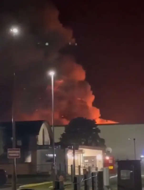 當地時間 4 月 26 日淩晨，英國皇家空軍費爾福德基地突發大規模火災 (電視畫面)