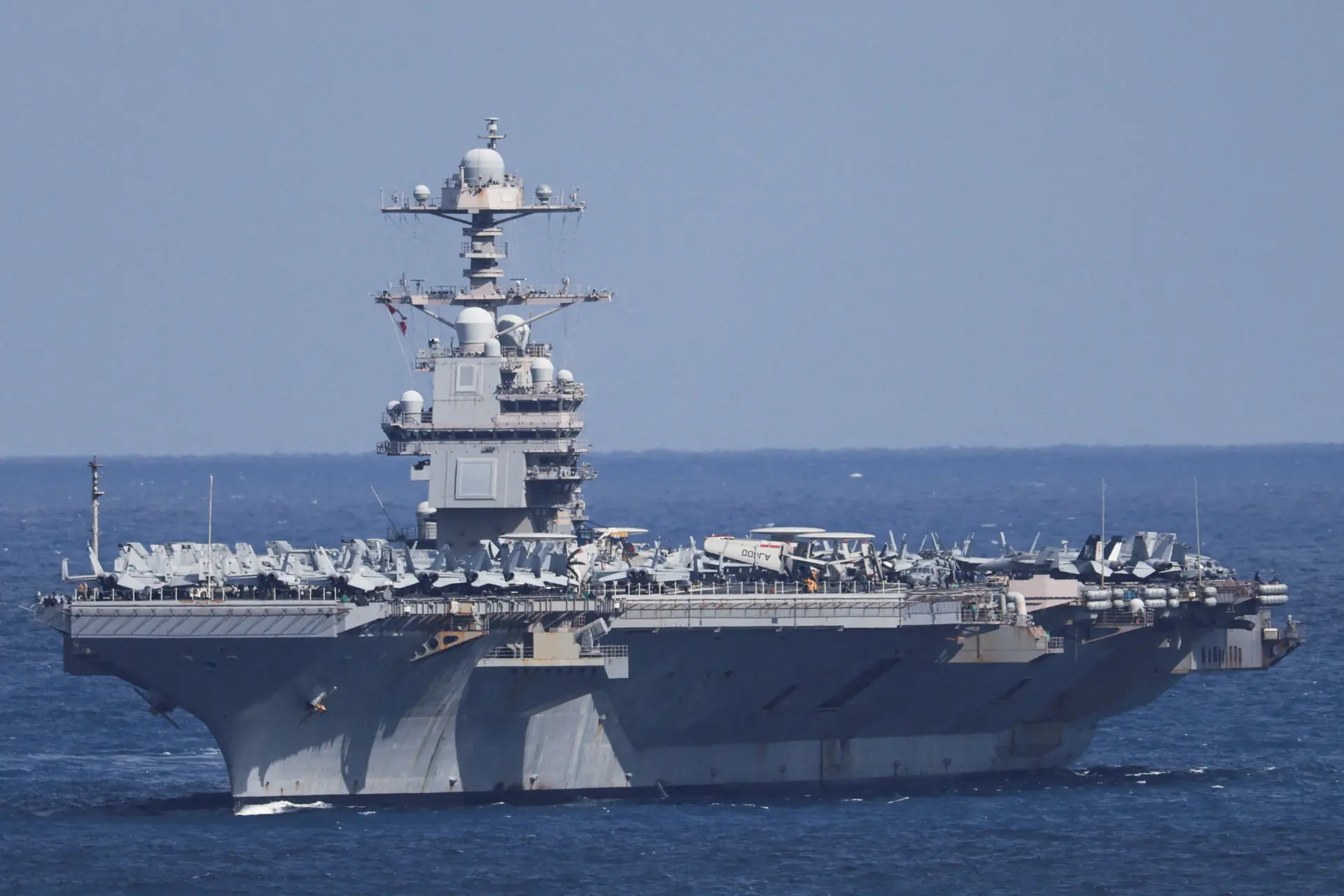 造價高達 132 億美元、美國海軍史上最昂貴「超級航母」的福特號（USS Gerald R. Ford），今年 3 月 12 日發生火災，起火點位於艦上的主洗衣房，火勢持續燃燒逾 30 小時，導致超過 600 名艦員失去床位。(美國海軍)