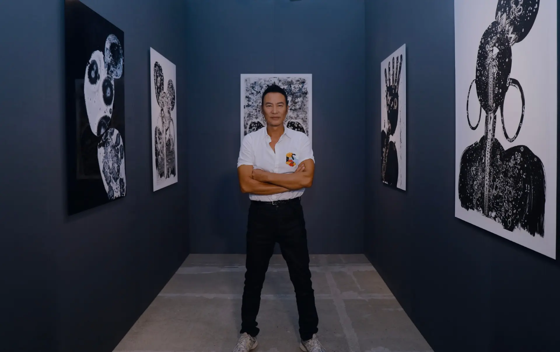 被問及投身藝術是否影響拍戲，任達華直言兩者互補：「拍戲時觀察到嘅顏色、場景，都會變成創作靈感；同小朋友接觸嘅童真反應，亦能激發想法。」(圖：任達華@微博)