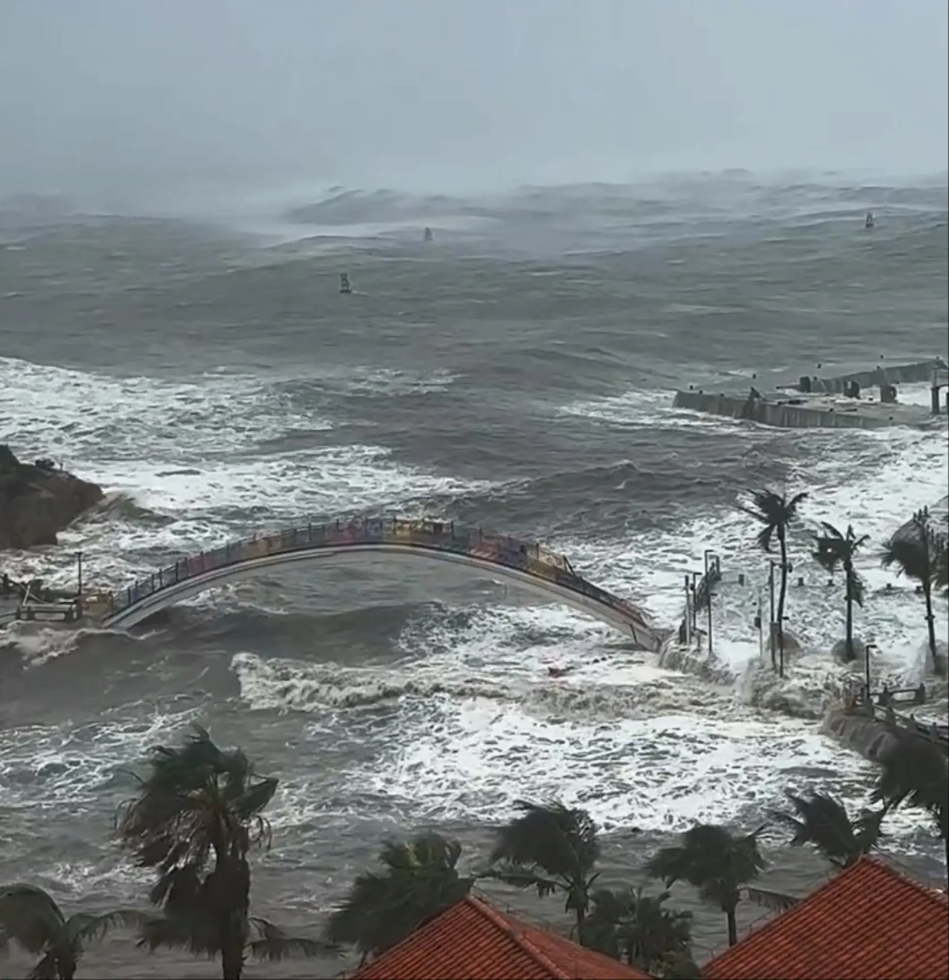 台風登陸陽江時，巨浪滔天 （央視）