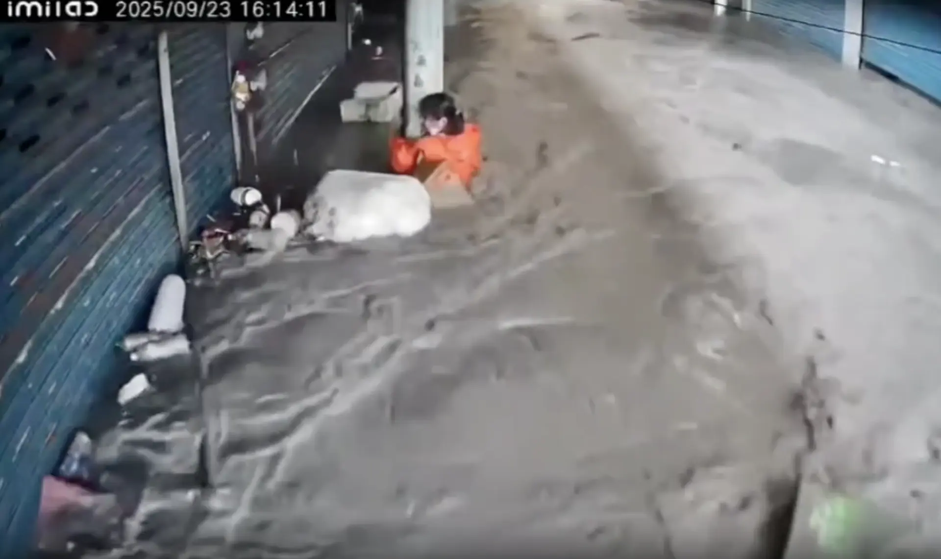 一名婦人受困義水煎包店附近，積水已達腰部，女兒緊急在臉書社團發文求助，表示已報警，但水勢仍持續上漲，希望鄰近民眾能協助提供救援工具或支撐物，情況相當危急。（threads截圖）