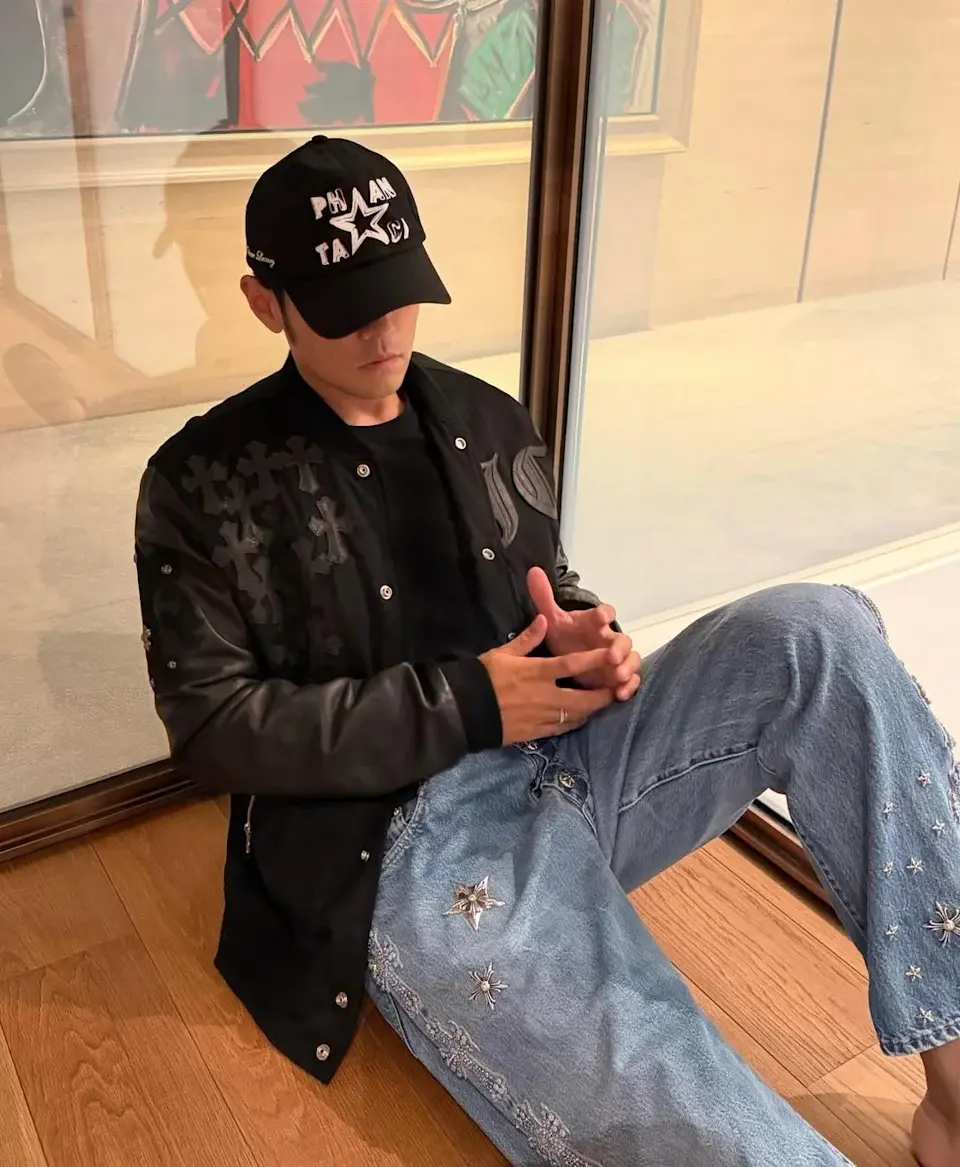 正當粉絲沉浸在周杰倫的帥氣造型中時，有眼尖網友發現其下身牛仔褲來頭不小，經查證該款為「Chrome Hearts Canes Exclusive Diamond Crosses Silver JEANS」限量款，網路定價20萬美元，折合港幣約155萬元。(圖：jaychou@IG)