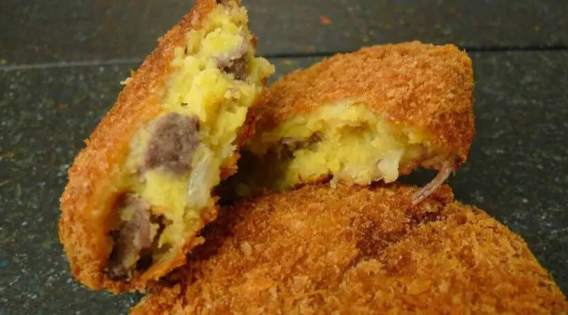 在日本兵庫縣高砂市，有一顆「等一輩子也願意」的可樂餅——來自1926年創業的老字號精肉店「旭屋」的「究極神戶牛可樂餅」。（來源：神戶牛專門店旭屋@FB）