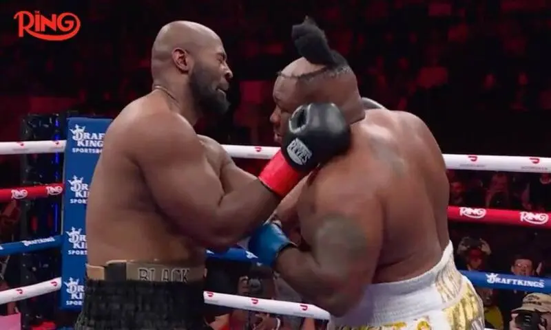 美國重量級拳擊手米勒（Jarrell Miller）在紐約麥迪遜花園廣場對戰伊貝（Kingsley Ibeh）時，頭上假髮被對手一拳打飛，畫面引發熱議。（來源：TheMisterMarcus@X）