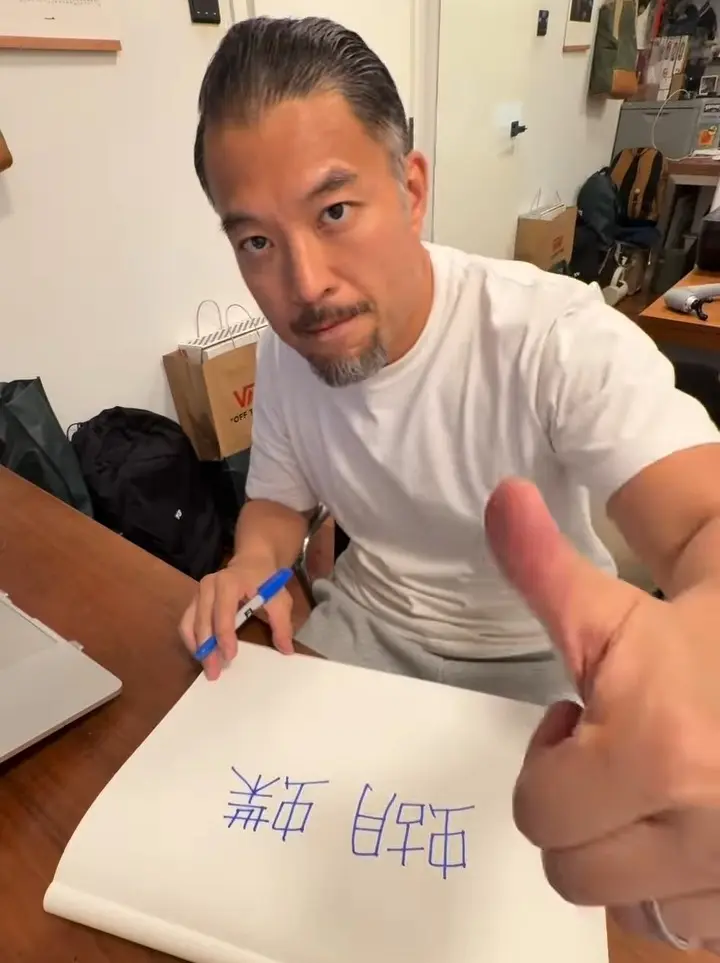 不久後，他便在IG上載短片，認真書寫「蝴蝶」與「銅鑼灣」二字，配文「Practice makes perfect!」，用行動回應熱議，這條短片迅速引發網民瘋狂留言，除了大讚他筆劃次序正確、字跡整齊靚仔，更延續玩梗熱潮。(圖片：jbs8five2@IG)