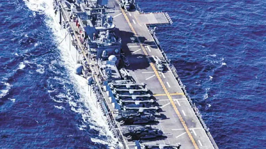 美兩棲攻擊艦「的黎波里」號遭伊朗打擊 5000多名官兵被迫撤至印度洋南部的封面圖片