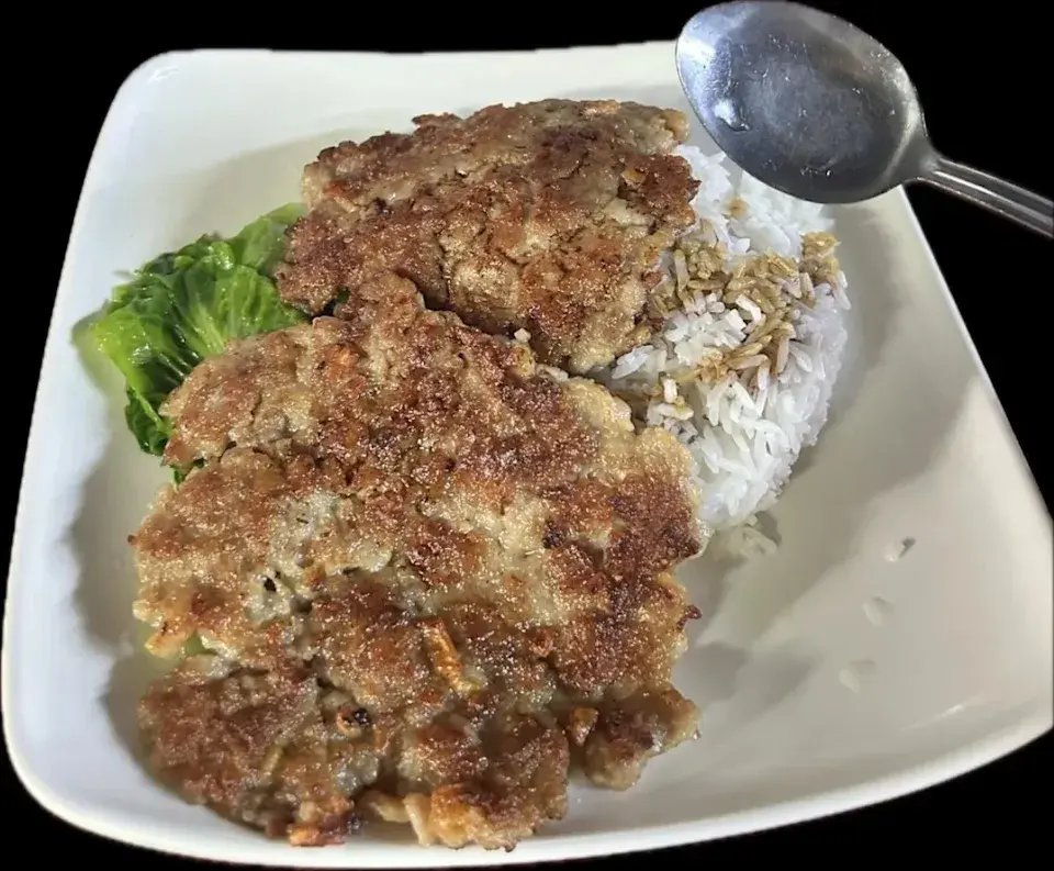 這場意外的爆紅，也驚動了老闆一家。店鋪的「太子女」向友人笑言，自家店鋪的招牌餸其實是蕃茄湯，對於突然的人氣逆轉，全家人都頗感意外，她打趣道「完全唔明，無啦啦洗咗板」「唔知邊個做佢，變咗肉餅」。(圖：Threads)