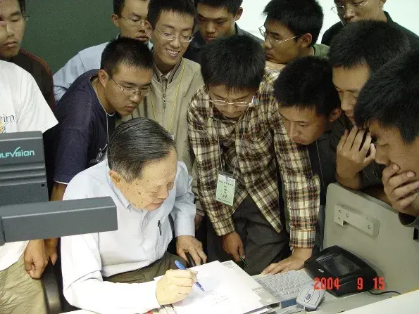 2004年秋楊振寧與清華大學物理系大一新生在課間交流