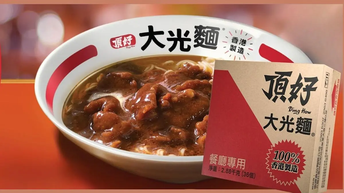 不過，這份港味堅持在時代浪潮中漸漸吃力。上世紀90年代起，隨着內地生產的即食麵以更低價格搶灘市場，不少茶餐廳為控制成本開始轉用替代品。(圖：網絡截圖)