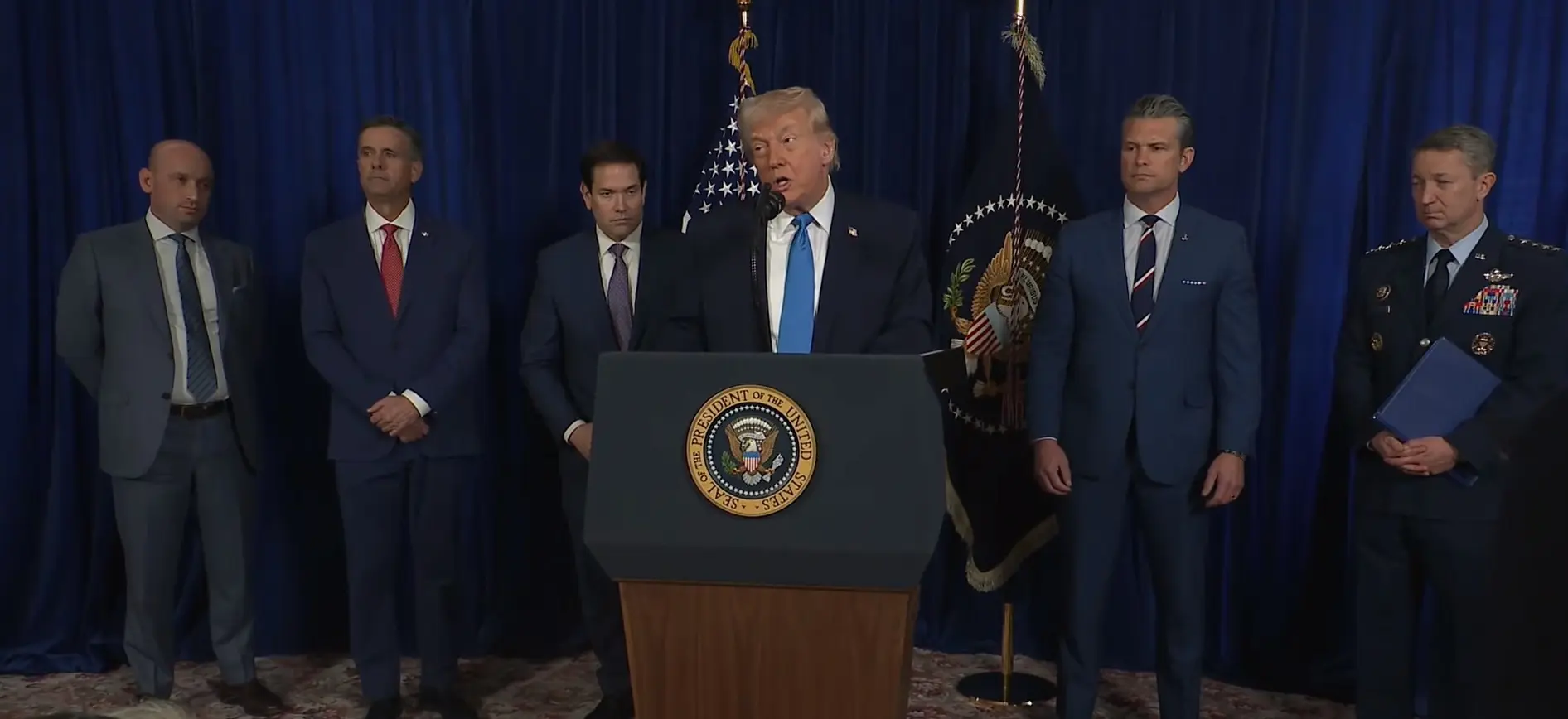 美國總統特朗普於當日在佛羅里達州棕櫚灘舉行的新聞發布會上表示，馬杜羅政府副總統德爾西·羅德里格斯已宣誓就任委內瑞拉總統，並將與美國合作推動該國向民主選舉產生的政府過渡。(圖：新華社)