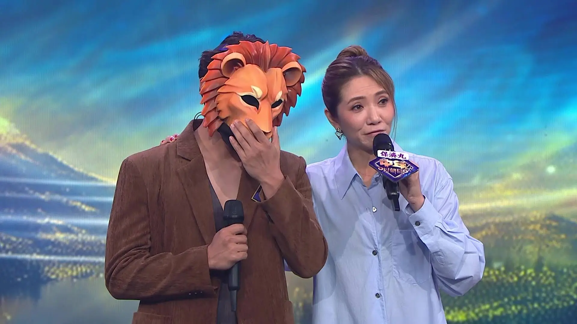 當晚「獅子王」以一身深V造型登場，健碩身形搶鏡，主持車婉婉更笑言其胸肌隨呼吸起伏，視覺衝擊力十足。舞台上，他以雄渾又帶柔情的聲線「女歌男唱」容祖兒的經典作品《誰來愛我》，投入的感情流露讓評審團讚不絕口。(圖：獅子王)