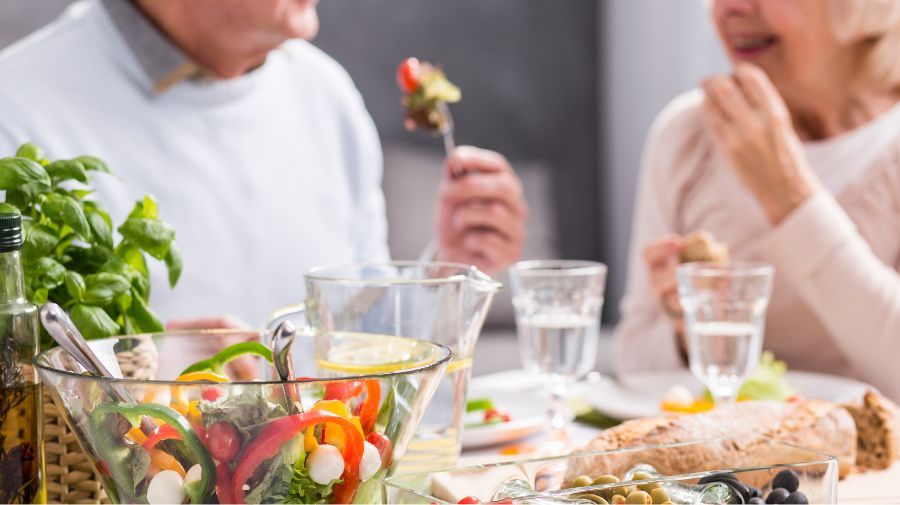 增加堅果、魚類、橄欖油的抗發炎食物、攝取蔬菜、全穀類足夠纖維來穩定血糖，減少血管發炎