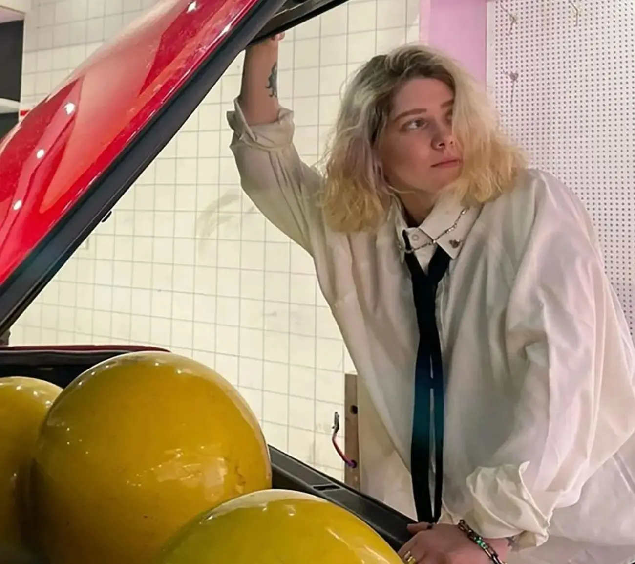 薇拉來自白俄羅斯首都明斯克，曾參加過選秀節目《好聲音》。她在網路上看到去泰國當模特兒的工作機會，於是在 9 月 20 日飛抵曼谷。(圖：網絡翻攝)