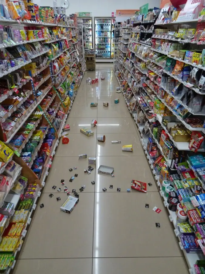 此次地震帶來明顯震感，日本多地錄得不同程度震度。其中青森縣八戶市最大震度達6強，奧入瀨町、階上町最大震度為6弱；北海道函館市，青森縣陸奧市、濃邊地町、東北町、東通村、五戶町、南部町，以及岩手縣輕舞町、一戶町等多地均記錄到5級以上震度。(圖：網絡截圖)