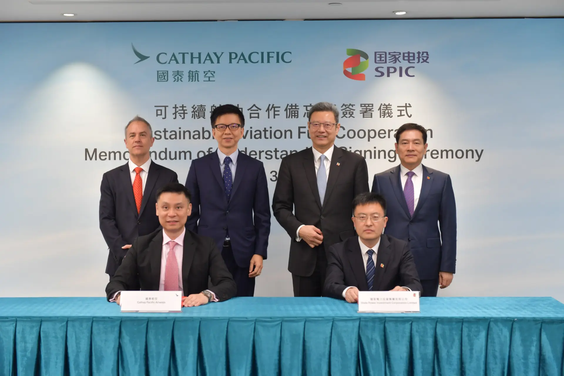 在SAF方面，國泰企業可持續航空燃料計劃於2025年獲17個全球夥伴參與，夥伴承諾使用約17,400噸SAF，較2024年增加近180%，按生命周期計算相當於減少約54,600噸二氧化碳當量排放。(圖：國泰航空)