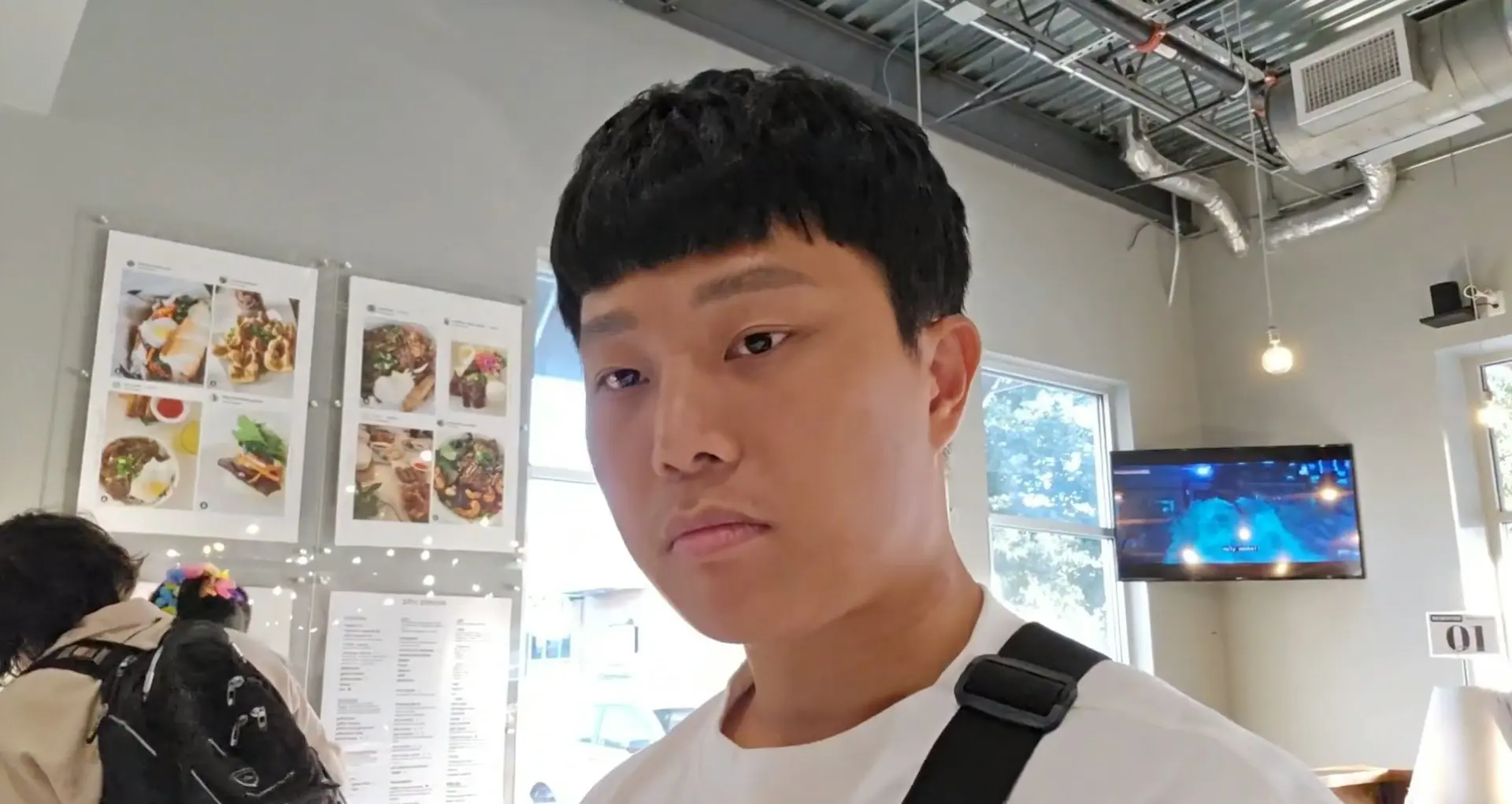韓國直播主Taemin1998赴美用餐，遭遇美國變質的高額小費綁定機制，他巧用聲東擊西的妙招點選no tip免付小費，影片爆紅，也讓網友熱議美國嚴重的小費通膨問題。（來源：cx_clips@X）