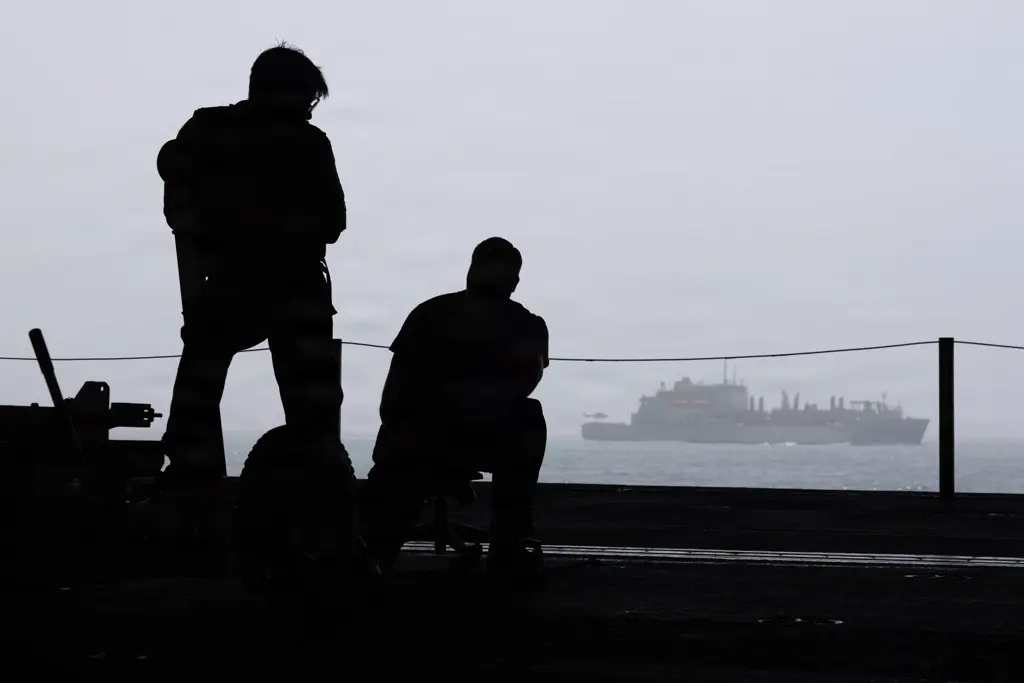 8月16日，尼米茲級航空母艦「亞伯拉罕．林肯號」（USS Abraham Lincoln，CVN 72）機庫甲板上，美國海軍水兵準備在與艦隊補給油船，進行海上補給作業時接收物資。（DVIDS）