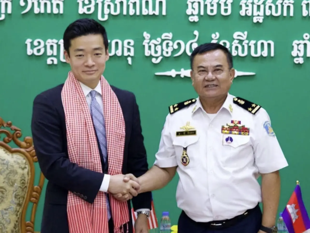 雲壤海軍基地司令梅迪納會見約翰‧諾 美國大使館