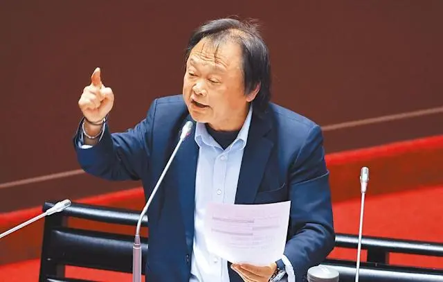 王世堅在台北市議會質詢的資料圖片(中時新聞網)