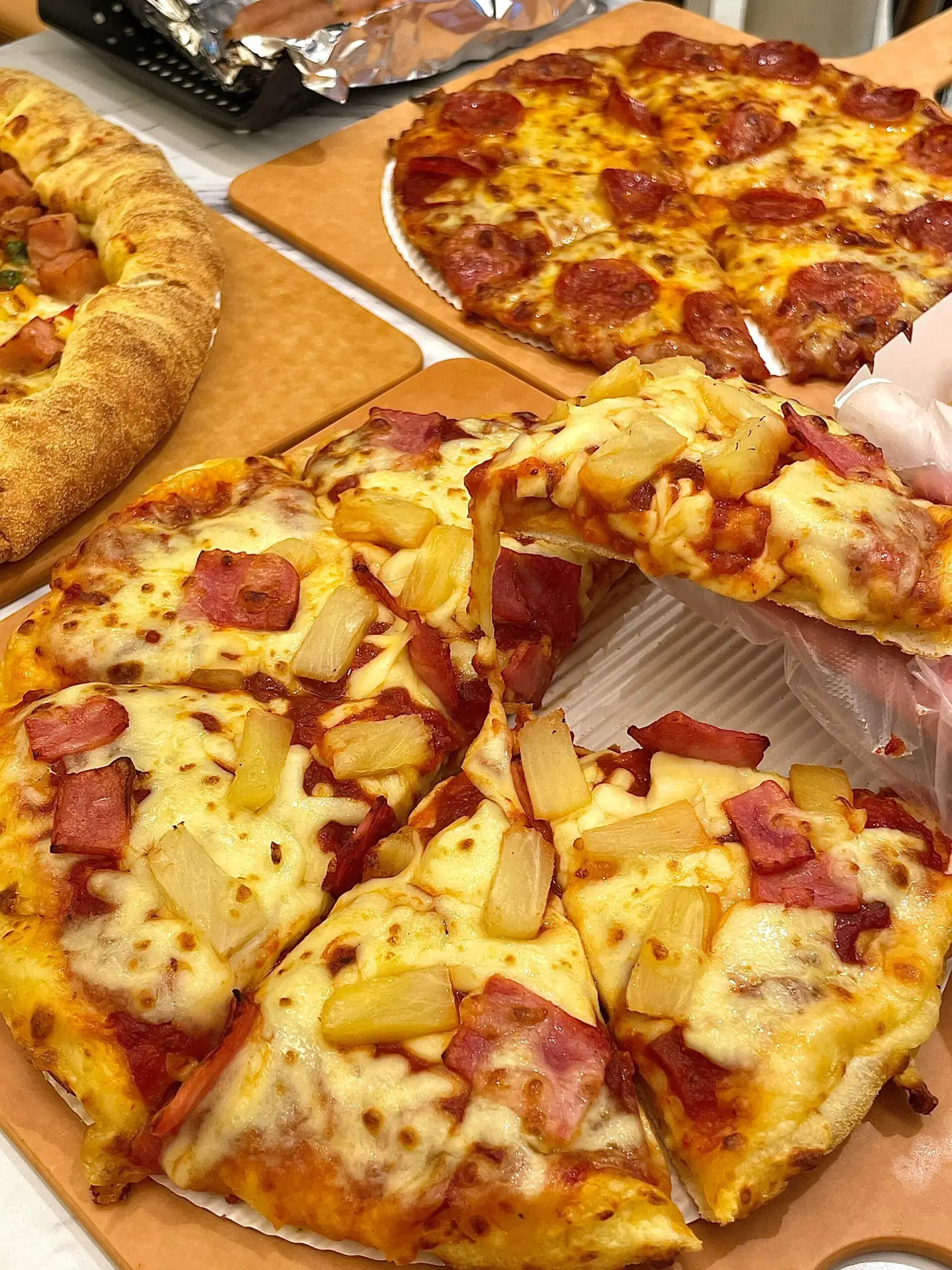 達美樂這波幽默的操作，不僅讓夏威夷披薩從「罪臣」變成「被赦免者」，也讓不少人重新思考：美食的樂趣，或許就在於不同口味的碰撞與包容。（示意圖來源：小紅書）