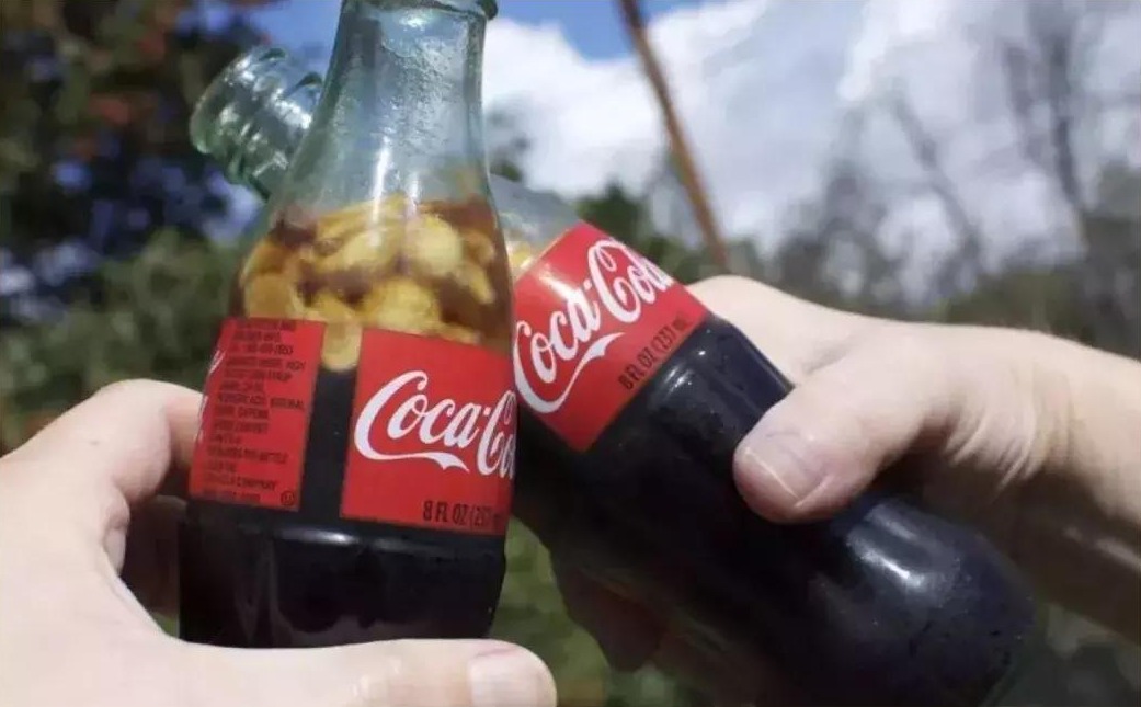 美國南方一種流傳近百年的飲食習慣「可樂加花生」（farmer’s coke），在社群平台上又掀起了熱烈討論。（來源：網絡）