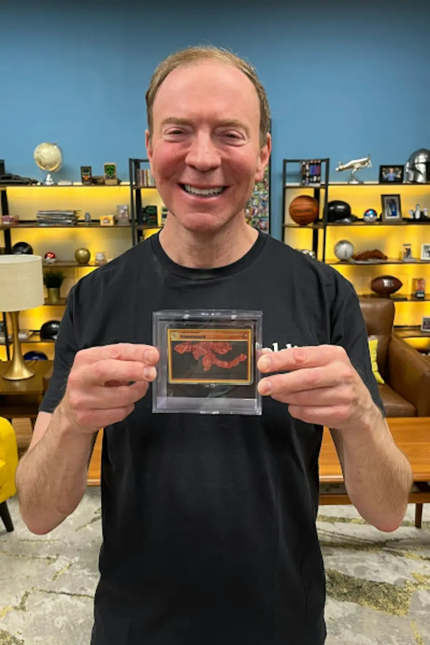 早在2018至2022年期間，體育紀念品公司「第一名與目標收藏品（1st & Goal Collectibles）」老闆巴特利特（Paul Bartlett），當初僅花350美元就在電商平台eBay買下。（來源：Guinness World Records官網）