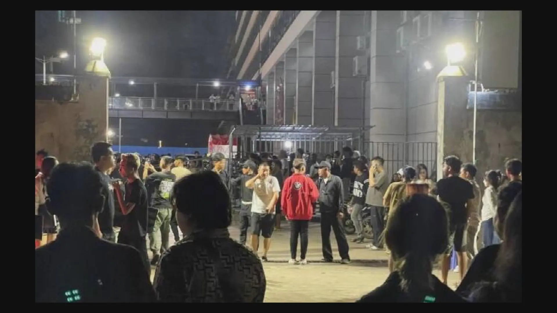 今年 8 月，一名韓國大學生被誘騙至柬埔寨後，遭詐騙集團拐賣並受到殘酷凌虐，最終慘死當地，柬埔寨警方已逮捕三名中國籍嫌犯並以殺人罪起訴。(圖：視頻翻攝)