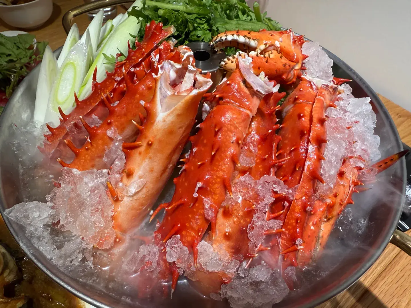 帝王蟹是寄居蟹近親，蟹身藏滿易變質內臟與重金屬，加工時會被拆分，蟹腿成高端食材，蟹身則淪為廉價製品。捨身吃腿，實是撿了安全方便的便宜。（示意圖來源：小紅書網友）